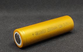 Акумулятор високострумовий QB 18650 3,7V 2500mA (12A) 1шт.