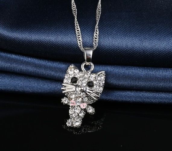 Кулон на ланцюжку Liresmina Jewelry Милий котик з рожевим бантиком фіанітами 2.7 см сріблястий | Зображення 1