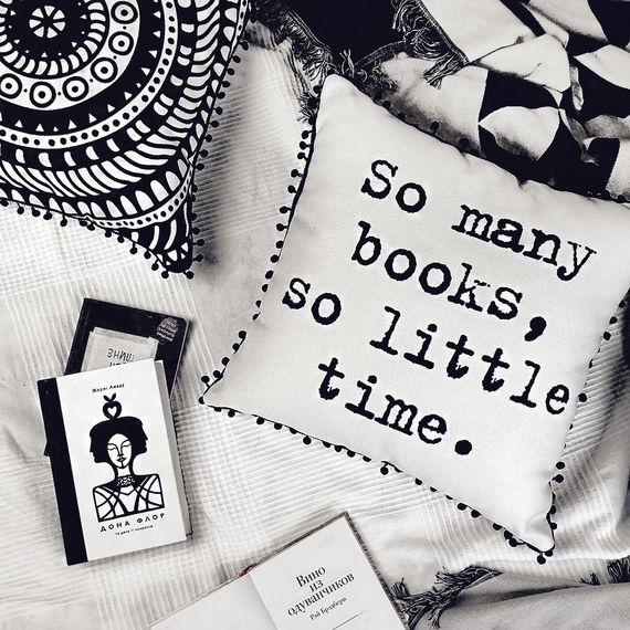 Подушка из мешковины с помпонами So many books, so little time 45x45 см (45PHBP_URB010)