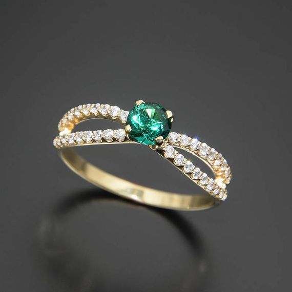 Кольцо из желтого золота с фианитами 16.5