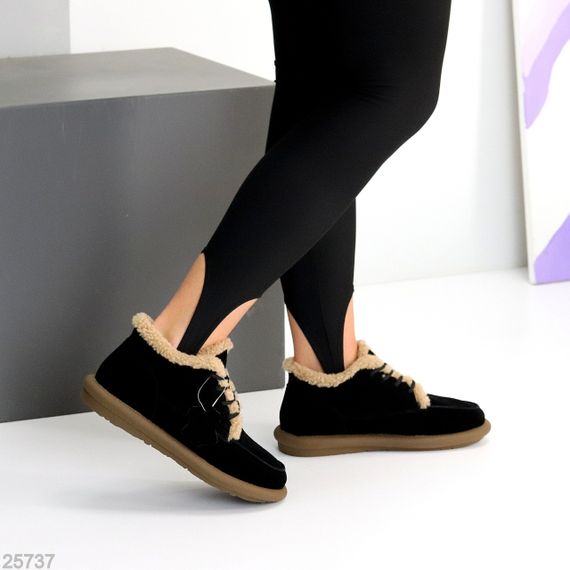 Стильные зимние низкие замшевые черные ботинки с бежевой опушкой | Зображення 2