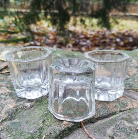 Склянка для рідин з увігнутим дном