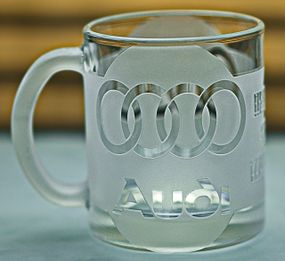 Скляна чашка Audi 320 мл з гравіюванням Подарунок автолюбителю кружка для чаю та кави з логотипом авто Ауді та  легендарний слоган