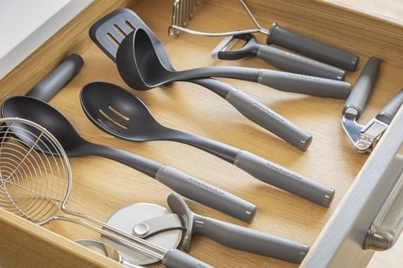 Ложка для сервірування з прорізами KitchenAid Coreline KAS004OHCGG 33.8 см сіра | Зображення 5