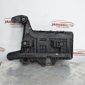 Кронштейн підставка акумулятора Volkswagen Golf Passat Caddy Sharan Фольксваген Гольф Кадді Пассат 1K0915333C