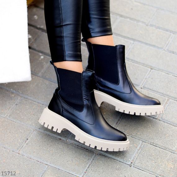 Стильні чорні шкіряні зимові черевики челсі на бежевій підошві