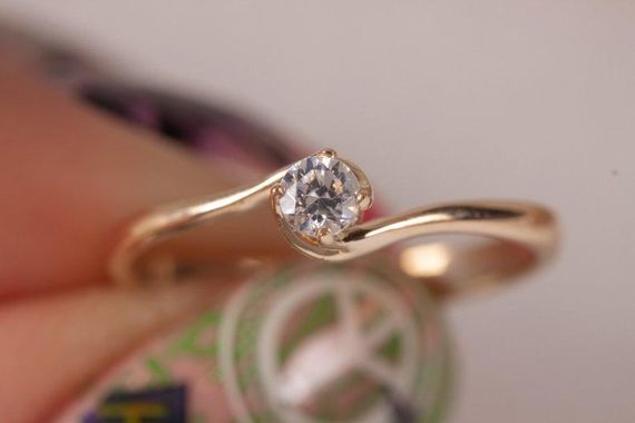 Кольцо из желтого золота с бриллиантом 15