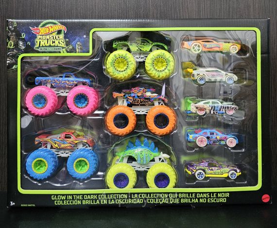 Hot Wheels Monster Trucks Glow in the Dark. Набір з 10 машинок і монстр-траків, що світяться в темряві, Хот Вілс | Зображення 4