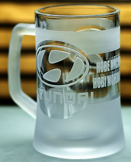 Пивний кухоль Hyundai Хюндай 670 мл з гравіюванням Подарунок автолюбителю  Келих з логотипом авто та легендарний слоган | Зображення 3