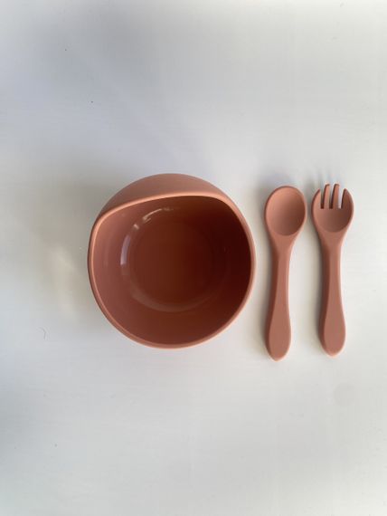 Глибока тарілка силіконова на присосці з приборами темна пудра
