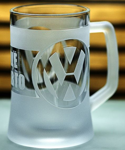 Пивний кухоль Volkswagen Фольксваген 670 мл з гравіюванням Подарунок автолюбителю  Келих з логотипом авто та легендарний слоган | Зображення 7