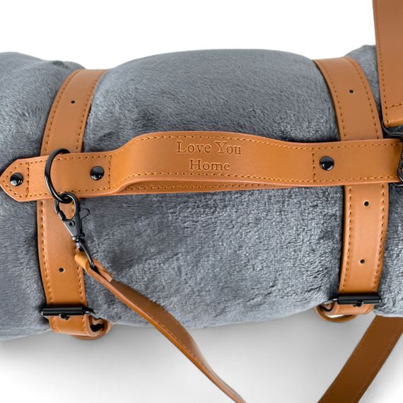 Плед тревел флісовий 150х200 сірий з ременем Love You | Зображення 4
