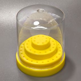 Желтая подставка-подиум для фрез (на 48шт) с прозрачной крышкой