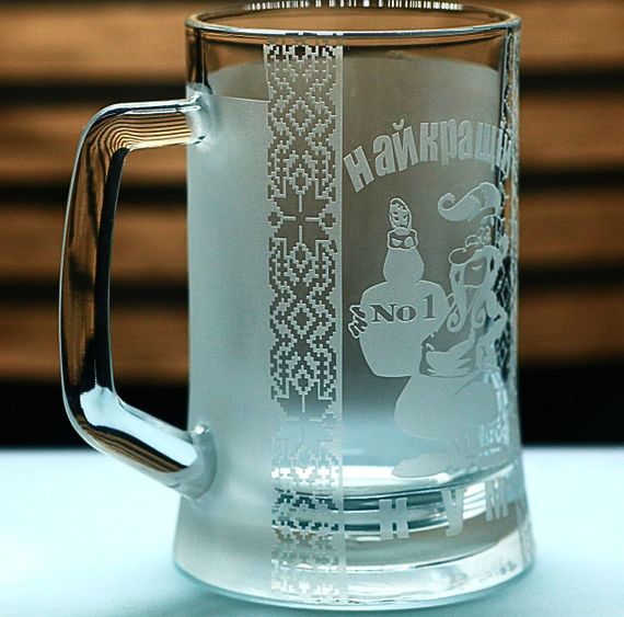 Пивний келих 670 мл Кум з гравіюванням  Кухоль Найкращий кум №1 подарунок для кума українському стилі | Зображення 1