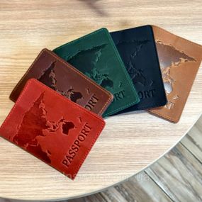Шкіряна обкладинка для паспорта з написом Ukraine