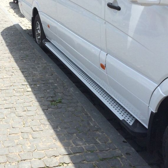 Боковые пороги Allmond Grey (2 шт, алюм) Средняя база для Volkswagen Crafter 2006-2017 гг
