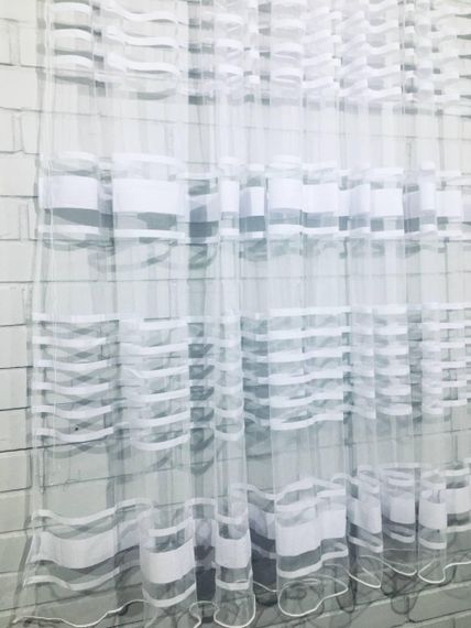 Готова коротка пошита біла фіранка тюль в смужку на фатине до підвіконня. 300х145см | Зображення 1