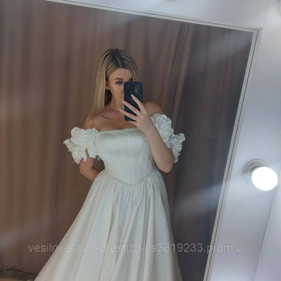 Атласна весільна сукня, декорована квітами