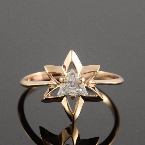 Кольцо из красного золота с треугольным фианитом 16.5