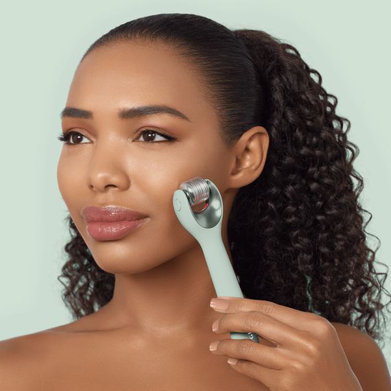 Електронний ролер для обличчя з мікроголками GESKE MicroNeedle Face Roller 9в1 green | Зображення 3