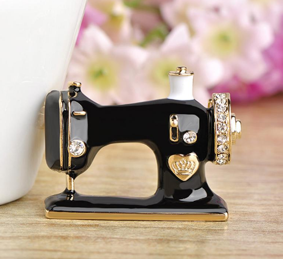 Брошка  швейна машинка ,брошь на подарок швеи или портному