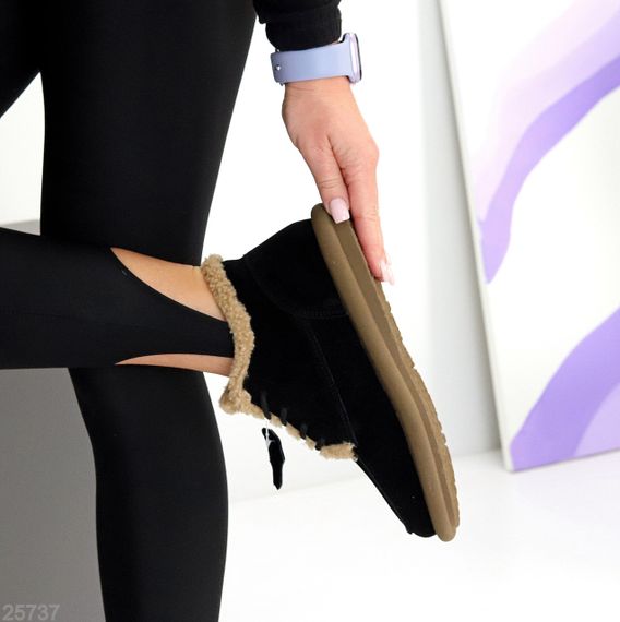 Стильные зимние низкие замшевые черные ботинки с бежевой опушкой | Зображення 4