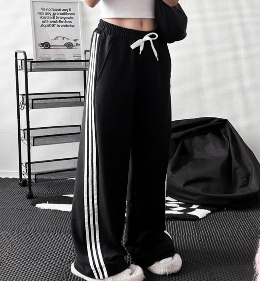 Женские широкие спортивные штаны палаццо с лампасами TS146 цвет черный, размер onesize 42/46