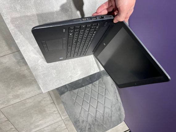 Мобильная рабочая станция HP zBook 15 G3 / 15.6" (1920x1080) IPS / Intel Core i7-6700HQ (4 (8) ядра по 2.6 - 3.5 GHz) / 16 GB DDR4 / 512 GB SSD / nVidia Quadro M1000M, 2 GB DDR3, 128-bit / Fingerprint / WebCam б/у | Зображення 2