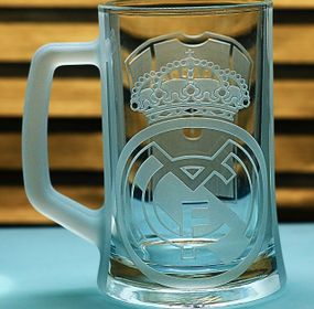Пивний келих 670 мл Реал Мадрид Real Madrid з гравіюванням подарунок для фаната  футбольний кухоль Мбаппе