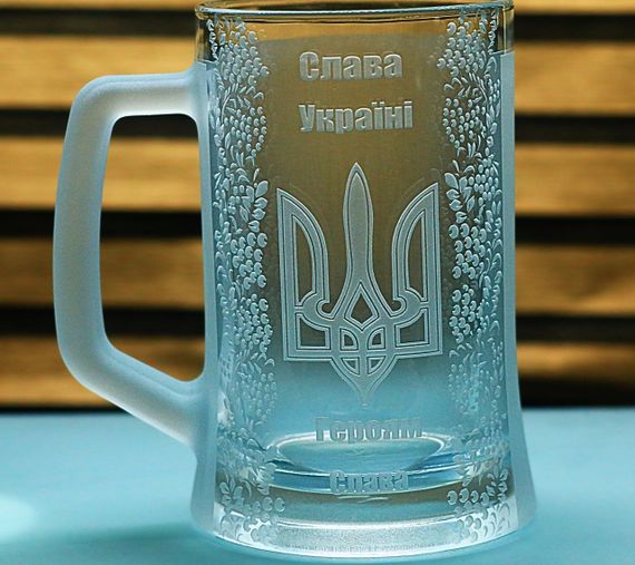 Пивний келих з ручкою 670 мл Слава Україні з гравіюванням  Кухоль з тризубом та калиною Патріотичний подарунок