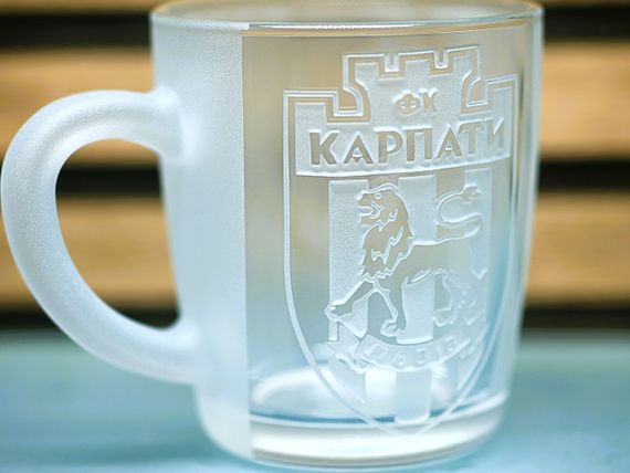 Скляна чашка 350 мл ФК Карпати з гравіюванням подарунок для фаната  футбольна кружка | Зображення 1