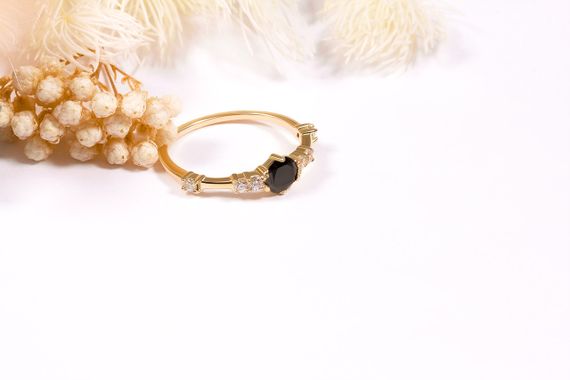 Кольцо из желтого золота с черным камнем 20 | Зображення 3