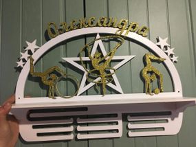 Медальниця для художньої гімнастики, іменна з поличкою, дерев'яна, тримач для медалей, медальниці