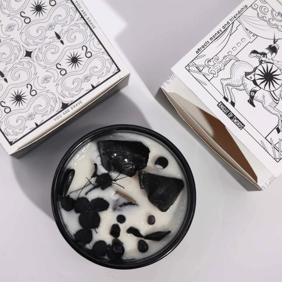 Свічка соєва з камінням та квітами  Лицар мечів 330г Hop Hare 5056368334733 | Зображення 3