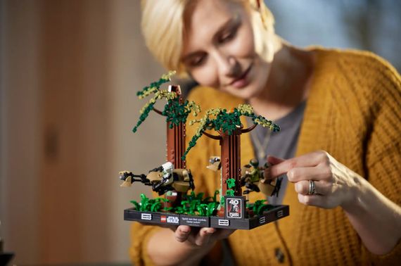 Конструктор LEGO Star Wars Діорама «Погоня на спідері на Ендорі» (75353) | Зображення 1