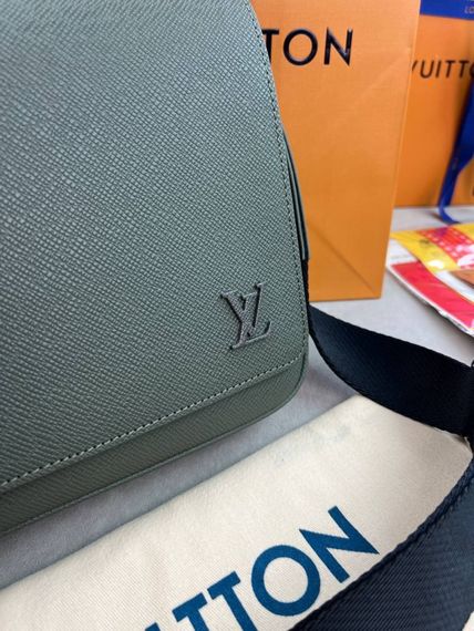 Месенджер хакi Louis Vuitton District PM Taiga Gray c848 | Зображення 1
