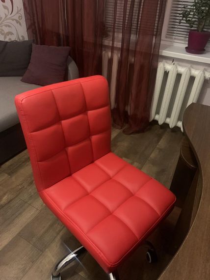 Стілець на білій хрестовині з пластиковими колесами Augusto WT-Office 530 з регулюванням висоти, м'яка оббивка Шкірзам червоний 1007 | Зображення 5