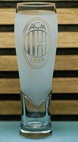 Пивной бокал крафтовый 440 мл ФК Милан AC Milan с гравировкой подарок для фаната футбольная кружка