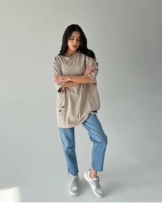 Женская длинная футболка оверсайз с порезами цвет бежевый размер 48/52 PP027