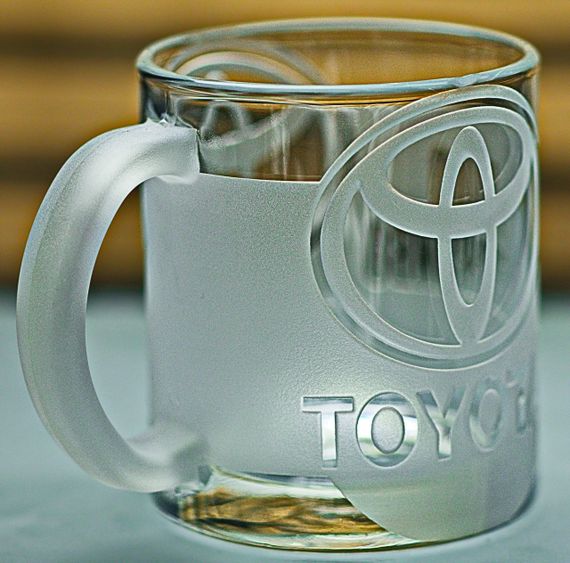 Скляна чашка Toyota Тойота 320 мл з гравіюванням Подарунок автолюбителю кружка для чаю та кави з лого  авто та  легендарний слоган | Зображення 1