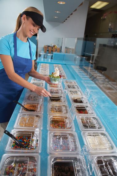 Відкидна кришка з ручкою та виїмкою під ложку FlipLid з прозорого полікарбонату для гастроємності Cambro | Зображення 4