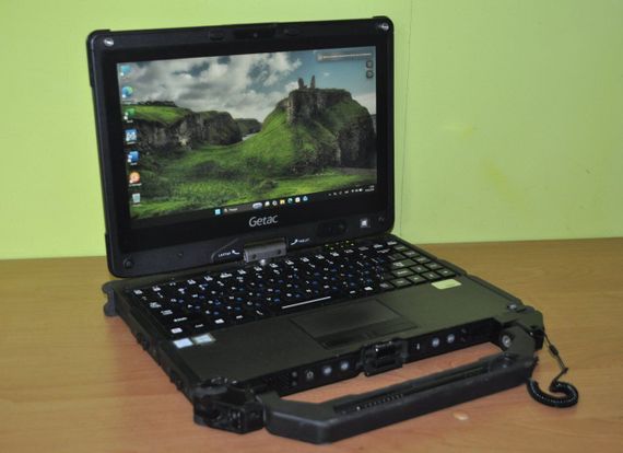Защищенный нетбук-трансформер Б-класс Getac V110 G4 / 11.6" (1366x768) IPS Touch / Intel Core i7-7500U (2 (4) ядра по 2.7 - 3.5 GHz) / 16 GB DDR4 / 128 GB SSD / Intel HD Graphics 620 / WebCam / Стилус / Windows 11 Pro / Два АКБ б/у + Подарок Флешка 32 GB | Зображення 1