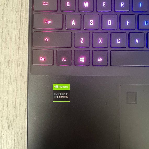 Ігровий ультрабук Б-клас Gigabyte Aero 15 OLED YC / 15.6" (3840x2160) OLED / Intel Core i7-10850H (6 (12) ядер по 2.7 - 5.1 GHz) / 16 GB DDR4 / 512 GB SSD / nVidia GeForce RTX 3080, 8 GB GDDR6, 256-bit / WebCam б/в | Зображення 2