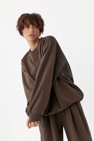 Теплий однотонний костюм зі світшотом та штанами зі складками - коричневий цвет, L (є розміри) | Зображення 2