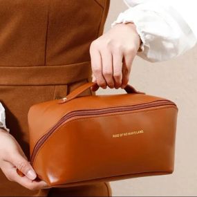 Вместительная косметичка с диагональной застежкой CosmyCase, коричневая