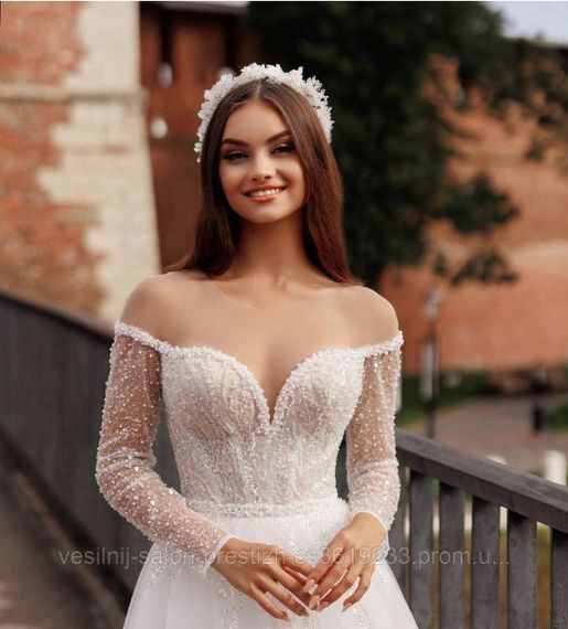 Весільна сукня з розшитим корсетом.