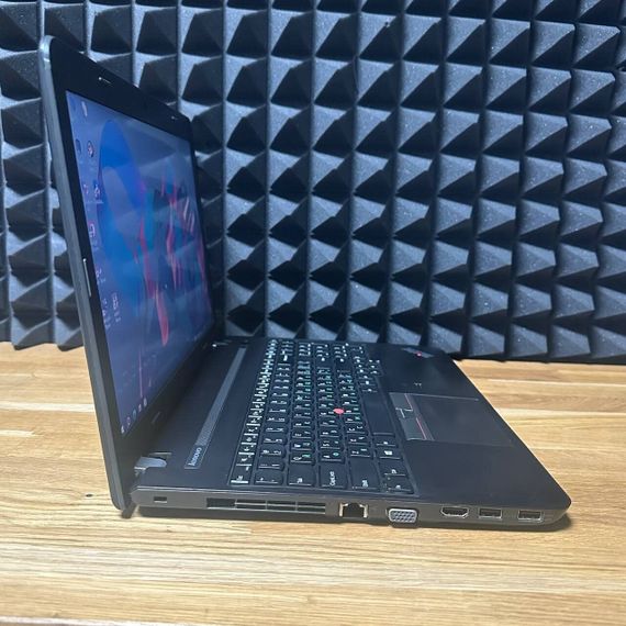 Ноутбук Б-класс Lenovo ThinkPad E560 / 15.6" (1366x768) TN / Intel Core i3-6100U (2 (4) ядра по 2.3 GHz) / 8 GB DDR3 / 128 GB SSD / Intel HD Graphics 520 / WebCam / DVD-ROM б/у | Зображення 3