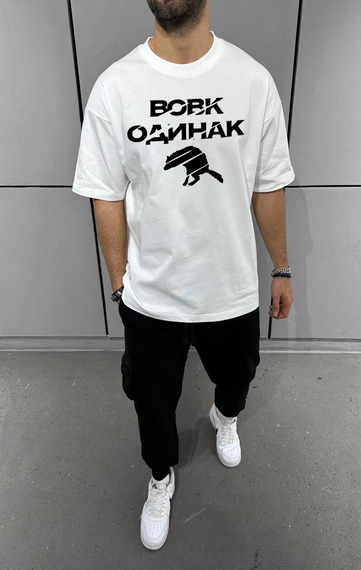 Футболка з мерчем