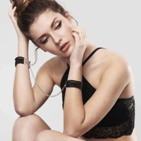 Браслеты-наручники PLASIR Nacre чорні перли Bijoux Indiscrets sexstyle