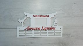Медальниця карате, тейквондо, айкідо, іменна з поличкою, дерев'яна, тримач для медалей, медальниці